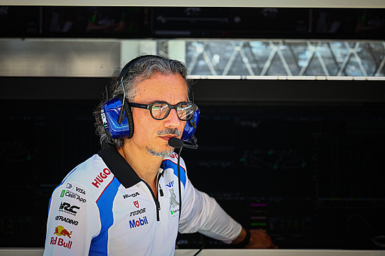 zjistěte více o novém sportovním řediteli v racingu, jeho zkušenostech a plánech na zlepšení výkonnosti týmu. aktuální informace ze světa motorsportu.