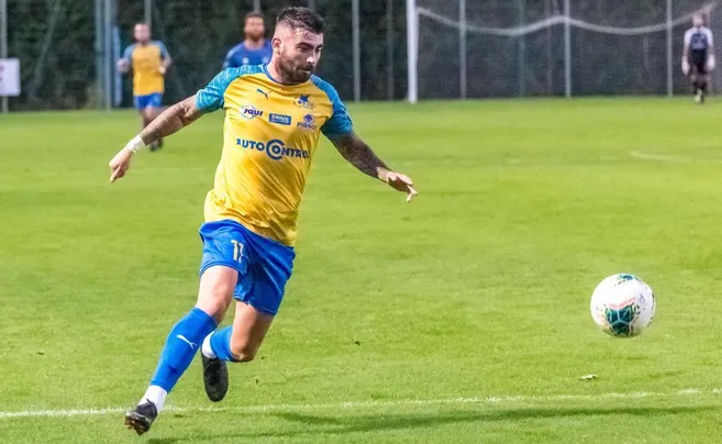 sledujte napínavý regionální fotbalový zápas: esa brive se utkají proti oslabenému týmu angoulême. připravte se na skvělou sportovní podívanou plnou emocí a napětí.