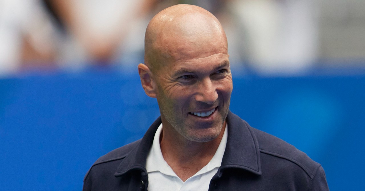 zidane uchvátil marseille svým uměním a vášní na hřišti, rozpalil fanoušky a přinesl nezapomenutelné momenty.