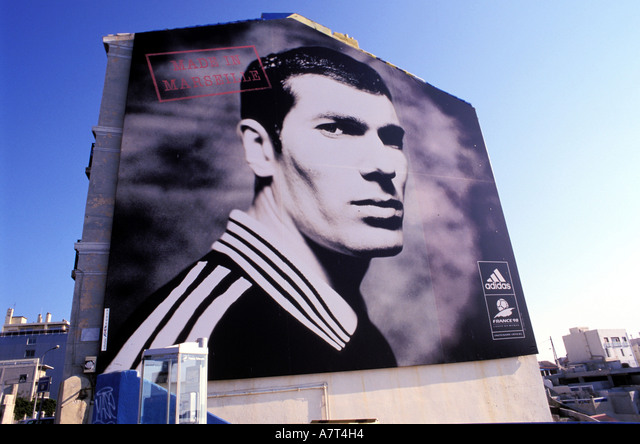 zidane zapálil marseille svým uměním na hřišti, předvádí neuvěřitelné fotbalové dovednosti, které okouzlily fanoušky i soupeře.