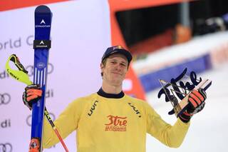 alban elezi slaví své první pódiové umístění ve schladmingu, výrazný okamžik jeho kariéry v lyžování.