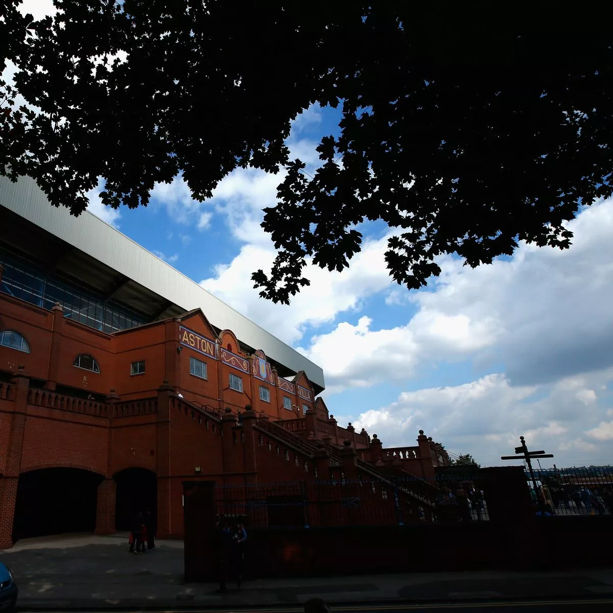 majitel aston villy se stal menšinovým akcionářem francouzského fotbalového klubu fc annecy, čímž rozšířil své angažmá v evropském fotbale.