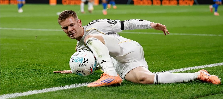 mbappé má naražené koleno a je vyšetřován specialistou, který stanoví další léčbu a rehabilitaci.