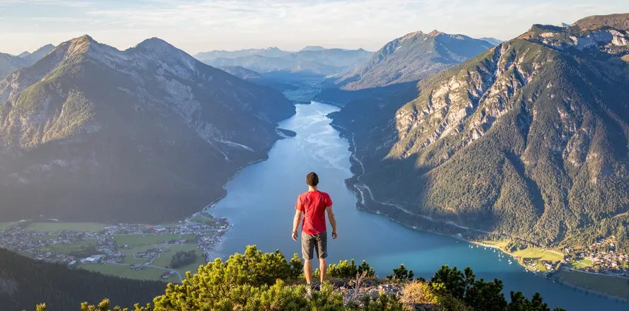 objevte krásy tyrolska, srdce rakouských alp, s úchvatnou přírodou, lyžařskými středisky a tradiční kulturou.